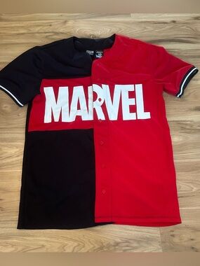 Marvel men’s Split-Panel Baseball Tee in Red and Black